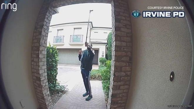 缉一名男子使用自拍杆女孩卧室龙8游戏网址注意：尔湾警方通(图3)