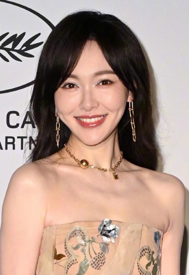 生图：苹果肌下垂鱼尾纹能当眼线41岁唐嫣断崖式衰老！戛纳红毯(图2)