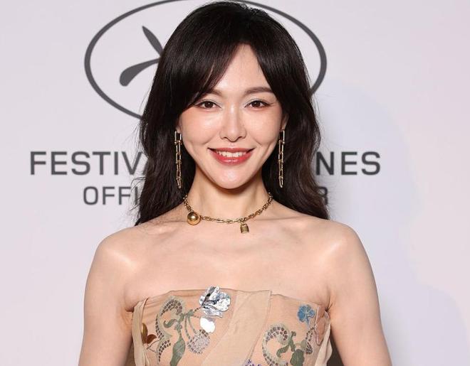 生图：苹果肌下垂鱼尾纹能当眼线41岁唐嫣断崖式衰老！戛纳红毯(图6)