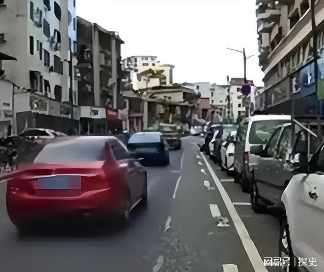 扒企图拿钱平事出手大快人心砸车3次！奔驰哥“底裤”被(图4)