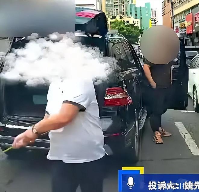 扒企图拿钱平事出手大快人心砸车3次！奔驰哥“底裤”被(图10)